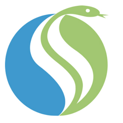 Papierlose Formulare Eine Person hält ein Tablet mit Text und sitzenden in einem hellen Raum.