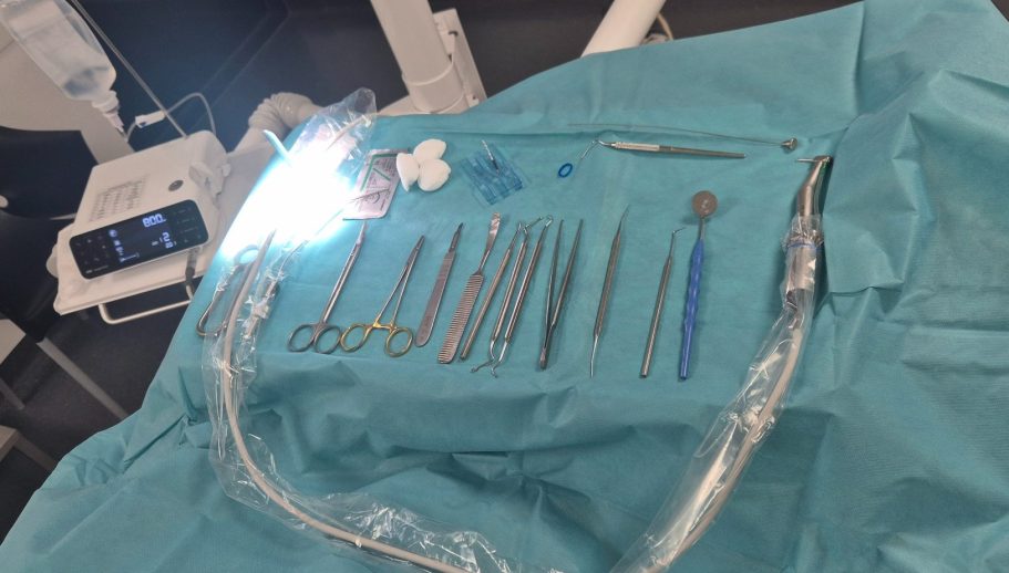 Papierlose Formulare Eine Person hält ein Tablet mit Text und sitzenden in einem hellen Raum.