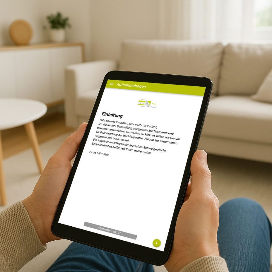 Papierlose Formulare Eine Person hält ein Tablet mit Text und sitzenden in einem hellen Raum.